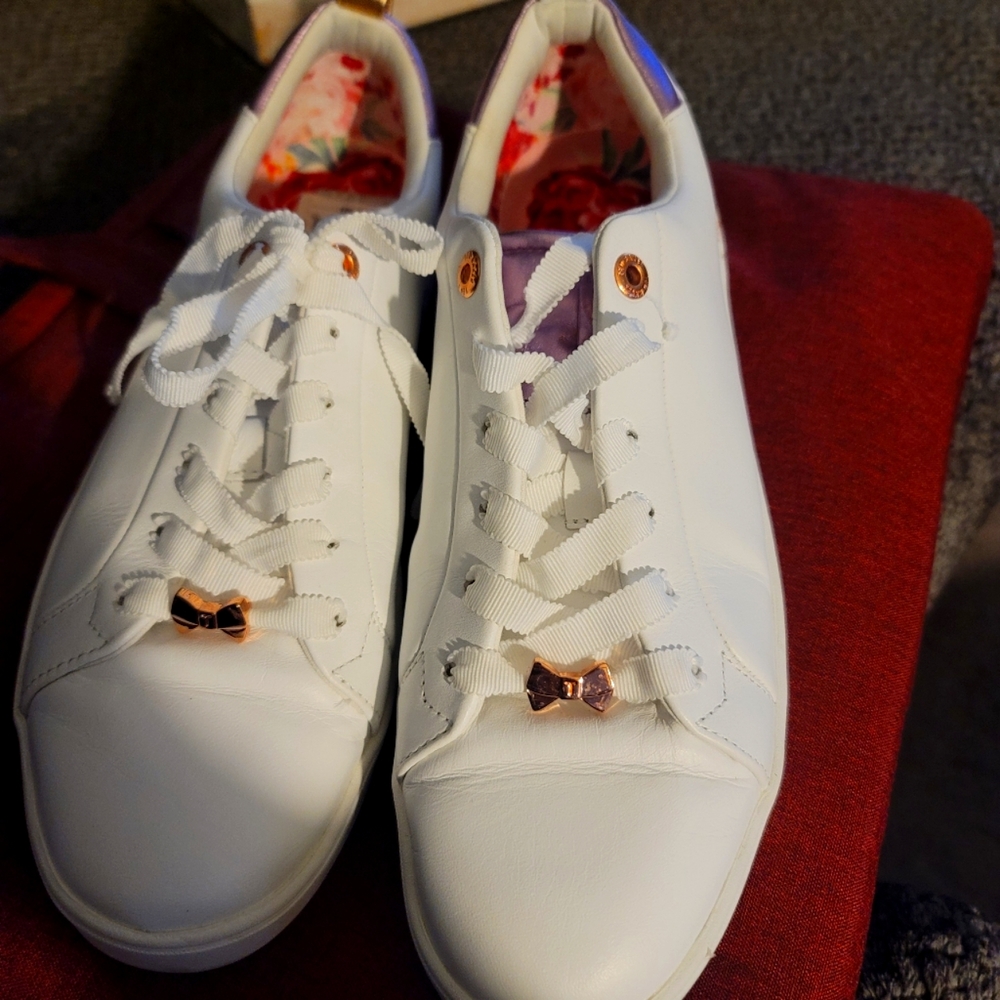 Ted Baker white floral shoe with floral decor